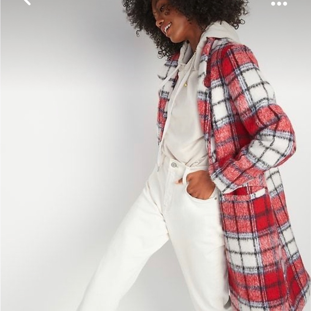 Plus sized 1X Old Navy winter coat. Never worn. Red plaid, lined, pockets.